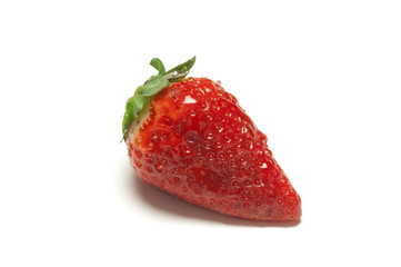 fragola singola su fondo bianco