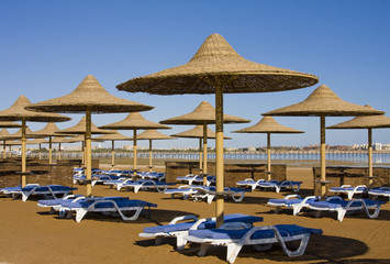 Fototapeta na wymiar Plaża w słoneczny dzień. Hurghada miasta w Egipcie.