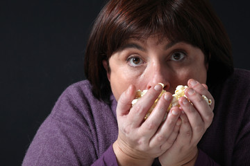 donna mangia popcorn