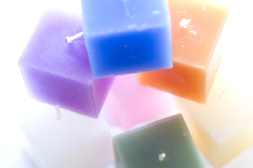 Kerzen in Würfelform bunt gemischt closeup