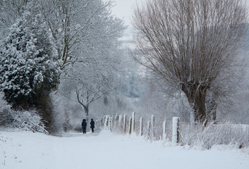 Winterlandschaft mit zwei Spaziergängerinnen
