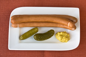 Wiener Würstchen mit Gurke und Senf