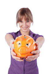 junge frau mit sparschwein
