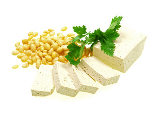 sojabohnen and scheiben tofu freigestellt auf weißem hintergrund