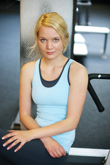 Obraz premium Frau posiert im Fitnessstudio