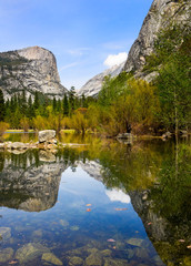Fototapeta na wymiar Mirror Lake w Yosemite National Park, California