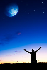 Fototapeta na wymiar mężczyzna rosnące ręce pod księżycem