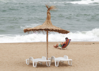 Fototapeta na wymiar Chica descansando en la playa
