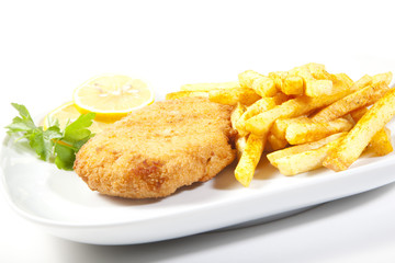 SCHNITZEL MIT POMMES UND ZITRONE