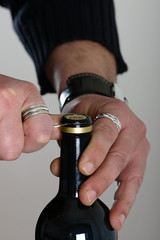 ouverture d'une bouteille de grand vin par un spécialiste