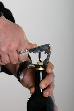 retirer le bouchon d'une bouteille de vin - savoir faire