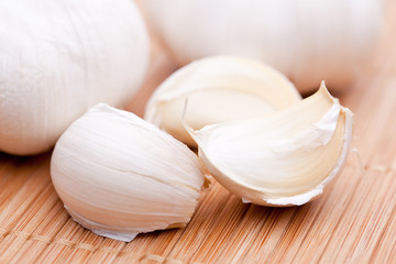 Details von Knoblauch auf Holzmatte