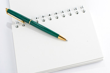 Grüner Stift mit Notitzblock