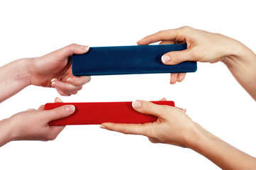 Obraz premium The hand holds a gift box