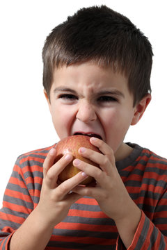 bambino mangia una mela