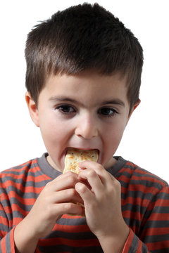 bambino mangia un cracker