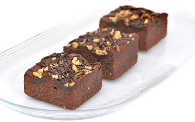 Schokoladenbrownies auf Kuchenplatte