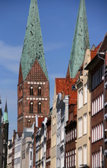 Fototapeta na wymiar rue et cathédrale de Lübeck