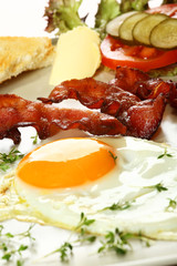 Deftiges Frühstück