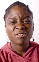 Obraz premium portret pięknej młodej kobiety skrzywiony