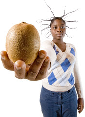 kiwi tenu par une jeune femme à coiffure électrique