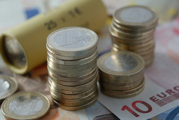Euro Münzgeld mit Rolle und Scheinen
