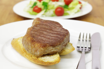 Rumpsteak natur auf Brot