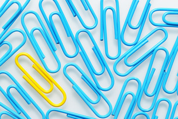 Paper Clip Macro - Büroklammern blau gelb