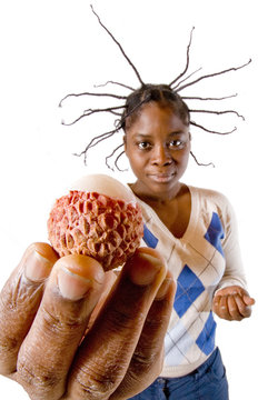 litchi &agrave; moiti&eacute; &eacute;pluch&eacute; dans la main d'une jeune femme