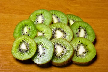 Crédence de cuisine en verre imprimé Tranches de fruits Parties juteuses de kiwi par anneaux.