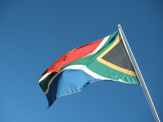 Südafrikanische Flagge vor blauem Himmel