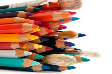 Buntstifte und Pinsel