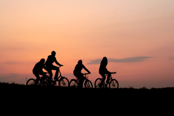 Fototapeta na wymiar Rodzina na rowerach
