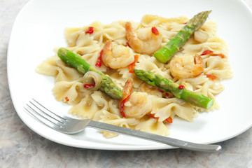 hot pasta farfalle with asparagus and prawns