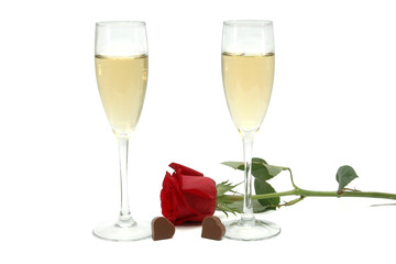 Copas de champagne y rosa roja - 19774992