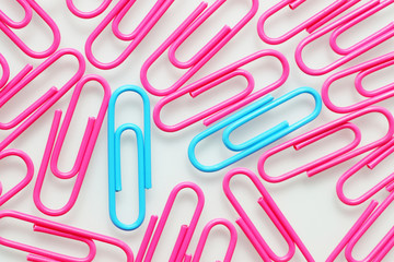 Büroklammern pink blau im Büro