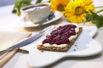 Knaeckebrot mit Marmelade
