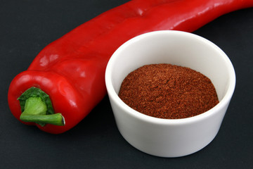 Spitzpaprika und Paprikapulver in der Schale