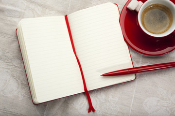 aufgeschlagenes leeres notizbuch und espresso von oben