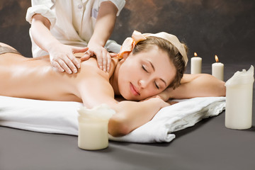 Obraz na płótnie Canvas A beautiful young woman getting a massage