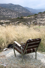 Alter Sessel mit Ausblick ins Bergland