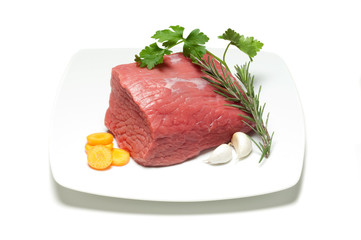 piatto con carne e ingredienti