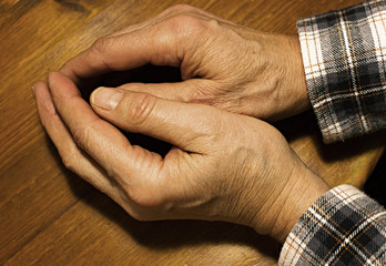 Fototapeta premium Rentner betet am Tisch