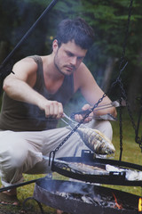 junger Mann beim Grillen