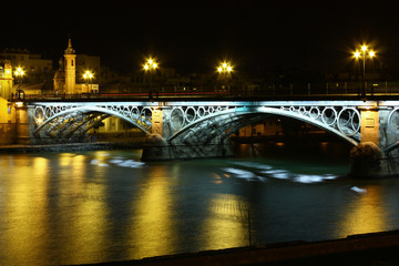 Fototapeta na wymiar Elizabeth II Bridge w nocy, Sewilla