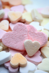 Fototapeta na wymiar Valentine serca cukierki w słodkich kolorach, tak kochać