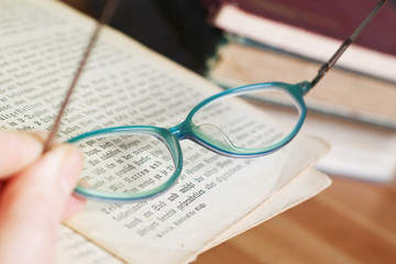 Lesebrille auf altem Text