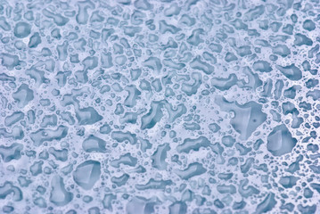 Wassertropfen auf Glasoberfl&auml;che