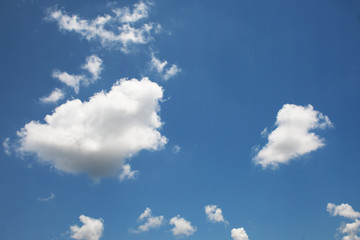 blauer Himmel mit weissen Wolken