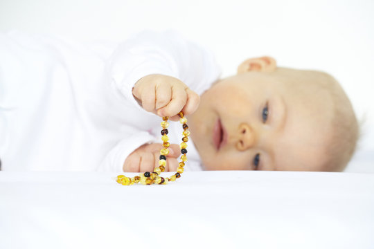 baby mit bernsteinkette